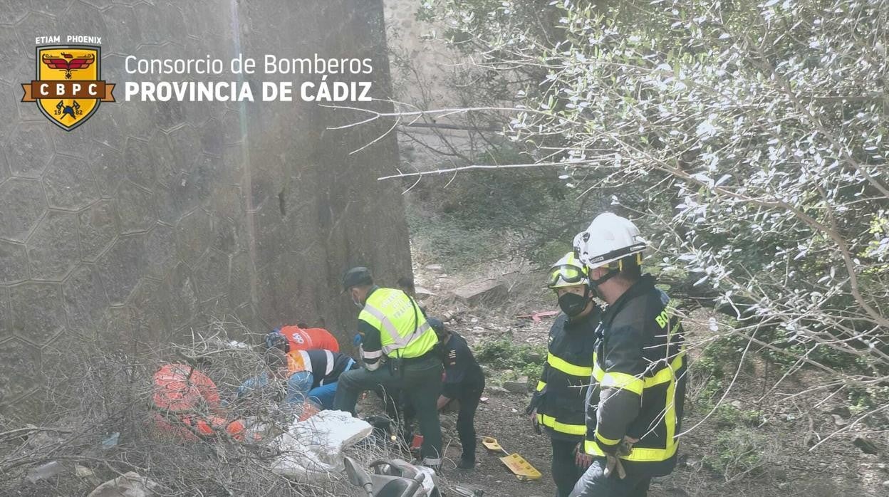 Rescatan a un motorista tras caer por un puente con un desnivel de cinco metros