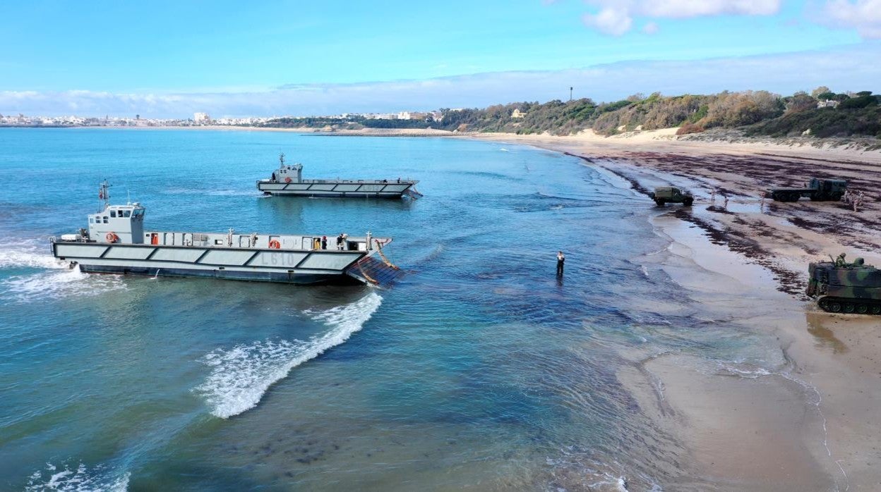 Una lancha LCM1-E durante un desembarco.