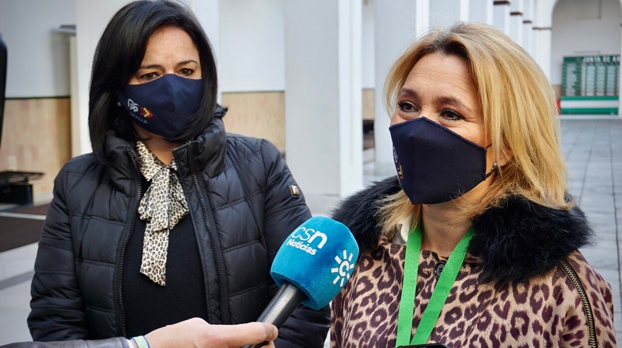 La presidenta del PP de Sevilla, Virginia Pérez, junto a la portavoz del partido en Espartinas, María Helena Romero