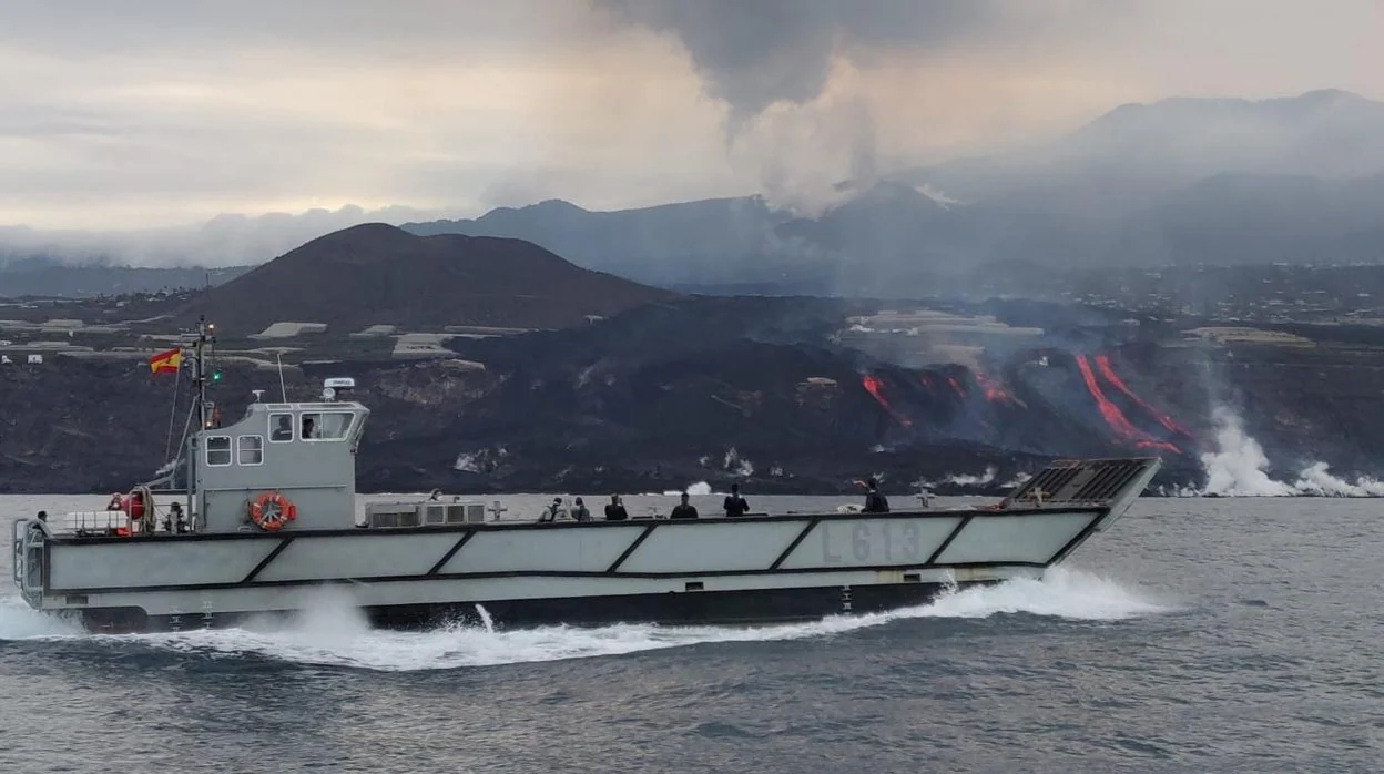 Una de las embarcaciones desplegadas durante la erupción.