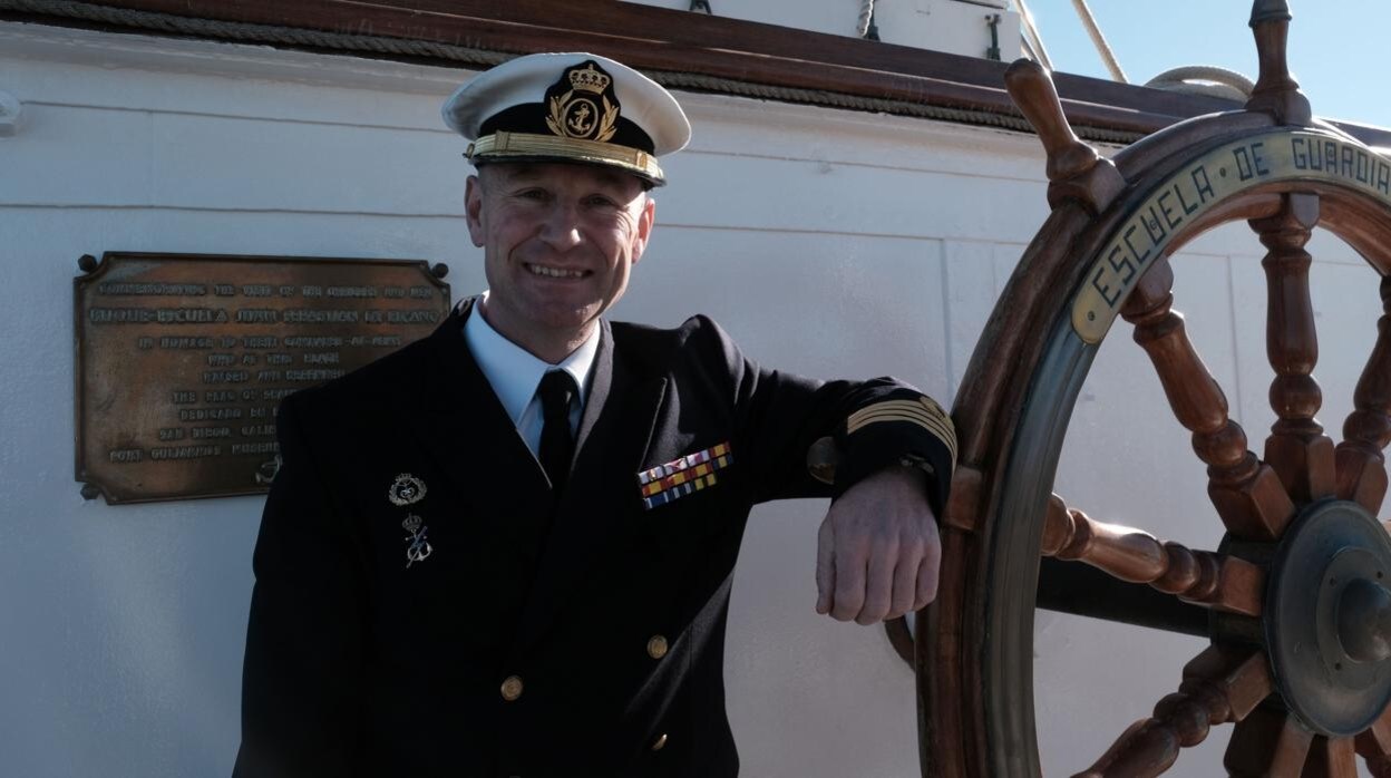 El capitán de navío Manuel García Ruiz, a bordo del buque escuela de la Armada.
