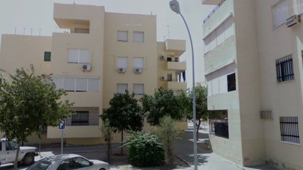 Herido un hombre por inhalación de humo en el incendio de un piso en Marchena