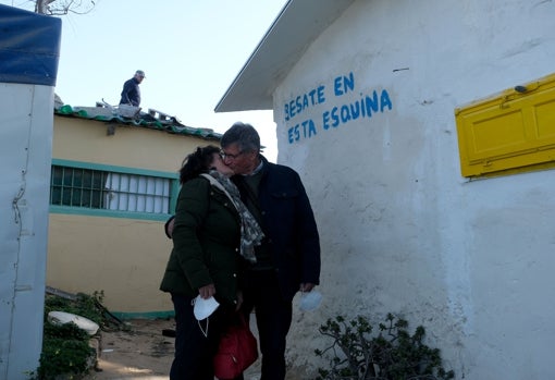 Una pareja se despide en un lugar emblemático de la Casería