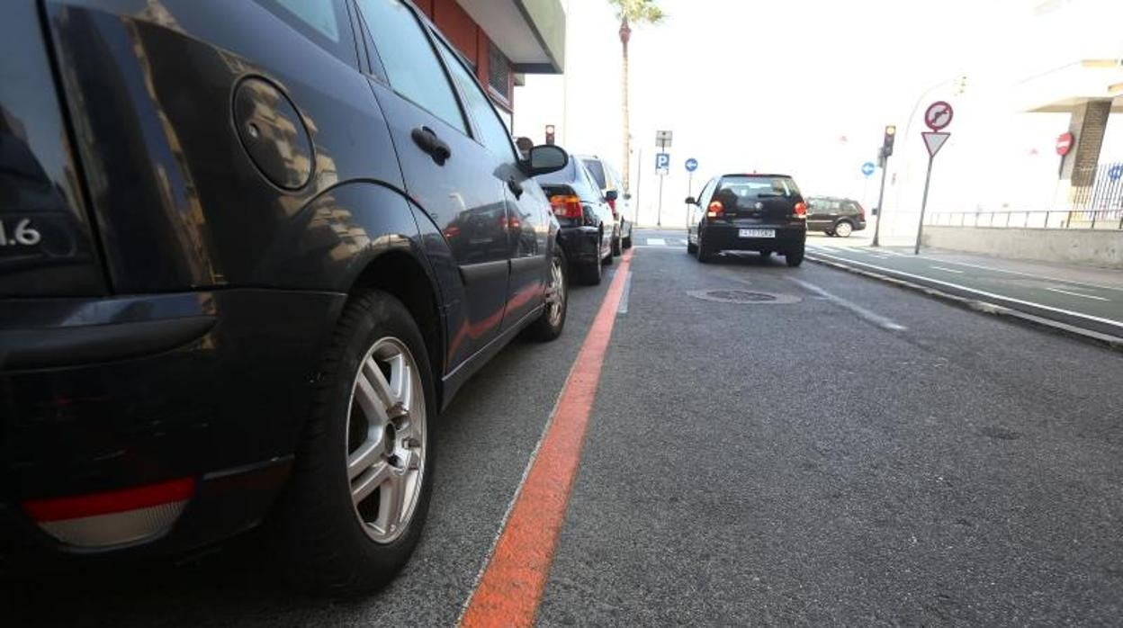 Coches estacionados en la zona naranja de la calle Fernández Ballesteros, en su confluencia con el Paseo Marítimo