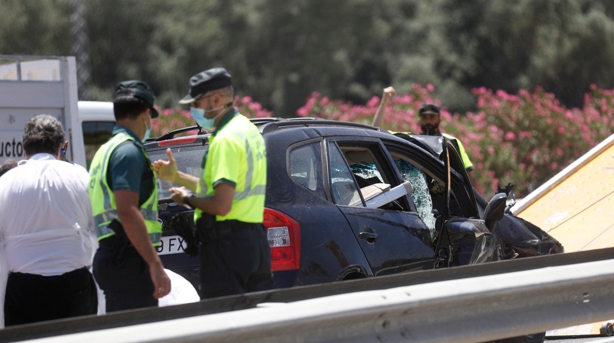 Un coche siniestrado en un accidente de tráfico, en una imagen de archivo