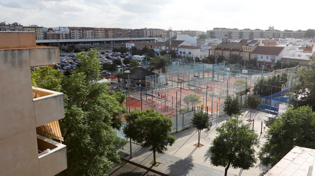 Unos vecinos de Espartinas denunciaron el ruido que ocasionaban las pistas de pádel junto a su casa