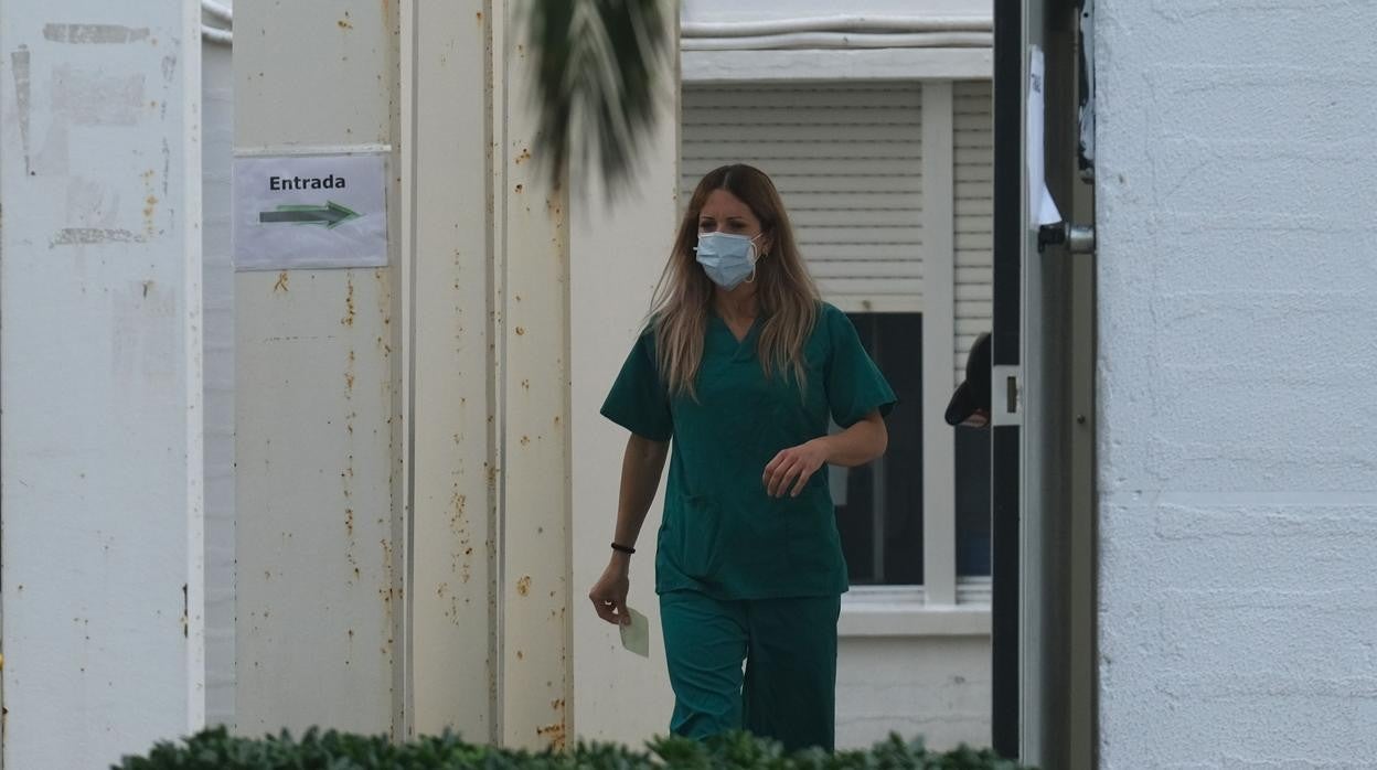 Una sanitaria, en el hospital Puerta del Mar