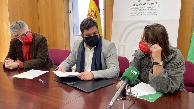 La Junta firma en Cádiz un convenio con Cruz Roja para que los menores infractores realicen tareas socioeducativas