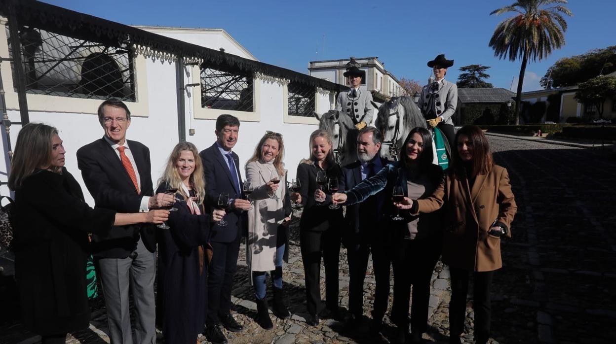 La bailaora Sara Baras, autoridades y representantes de la bodega, brindan en el patio.