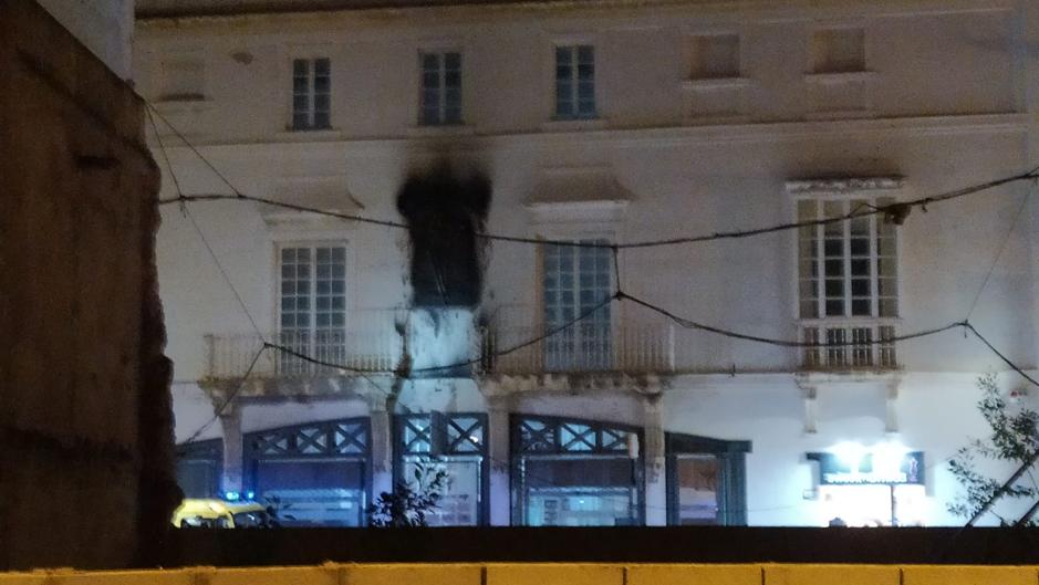 Vídeo: Incendio en la calle Larga de El Puerto