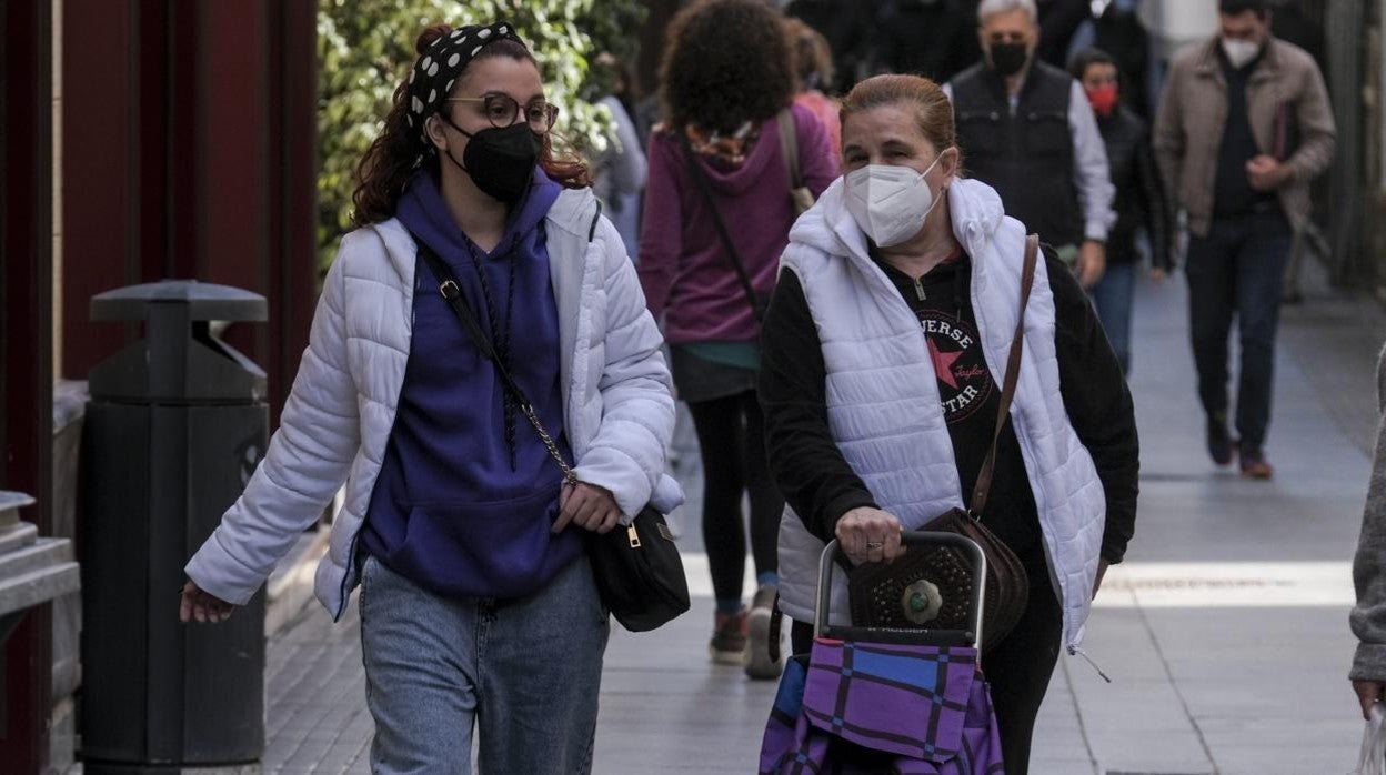 Gaditanas con mascarilla por la capital.