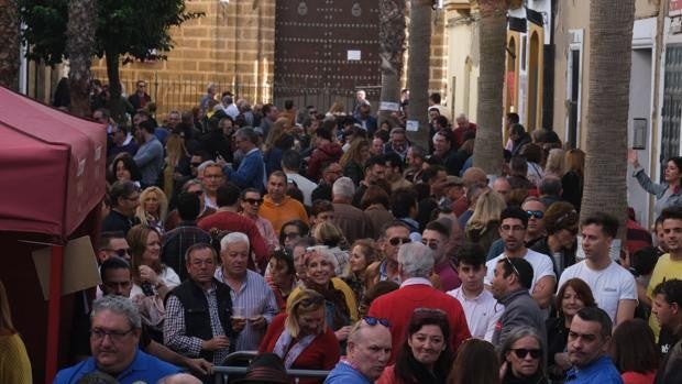 El barrio de La Viña se sube al Carnaval de febrero con un carrusel de agrupaciones en la calle de La Palma