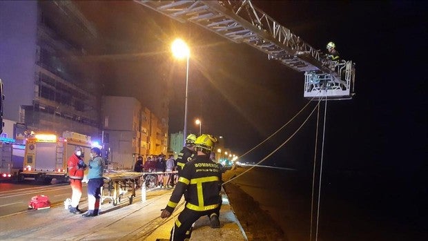 Aparatoso rescate en Amílcar Barca tras la caída de un hombre por la balaustrada del Paseo