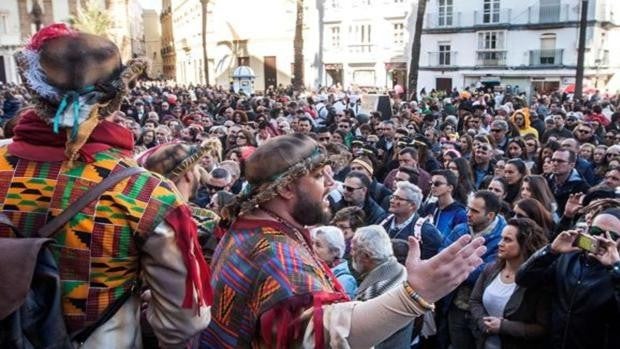 El Ayuntamiento, de perfil ante del Carnaval callejero