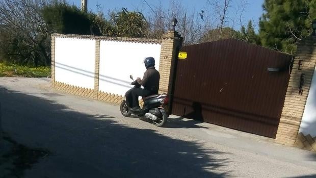 Detenido el conductor de un ciclomotor que circulaba exhibiendo sus genitales por Chiclana