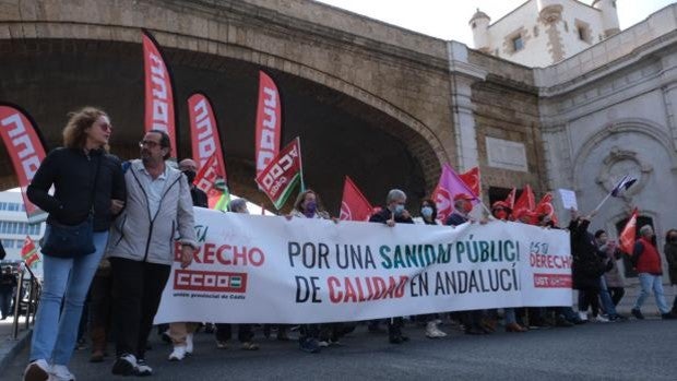 Las manifestaciones de CC.OO. y UGT por la sanidad no igualan a las mareas blancas