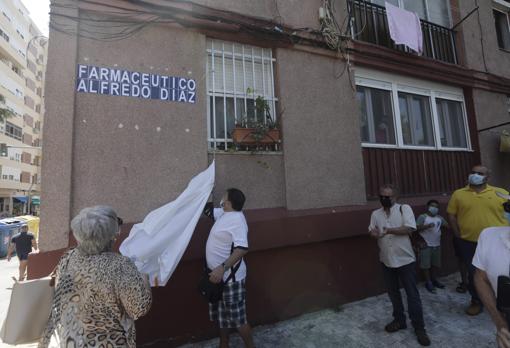 El Pleno municipal aprobó, tras una recogida de firmas de los vecinos, dedicar una calle al auxiliar de farmacia Alfredo Díaz.