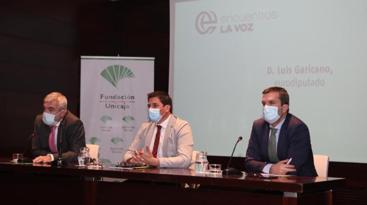 De izquierda a derecha: Luis Garicano; Rafael Muños Zayas, director de Actividades Socioculturales de la Fundación Unicaja; e Ignacio Moreno Bustamante, director de La Voz.