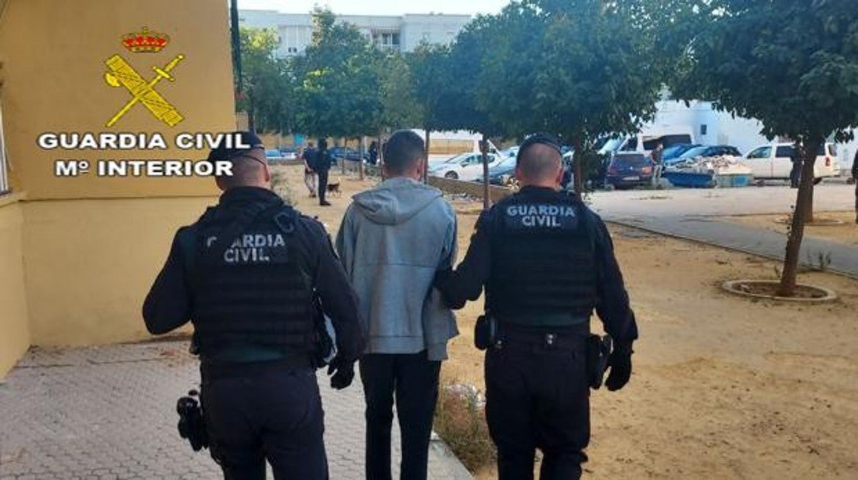 Imagen de archivo de la Guardia Civil acompañando a un detenido