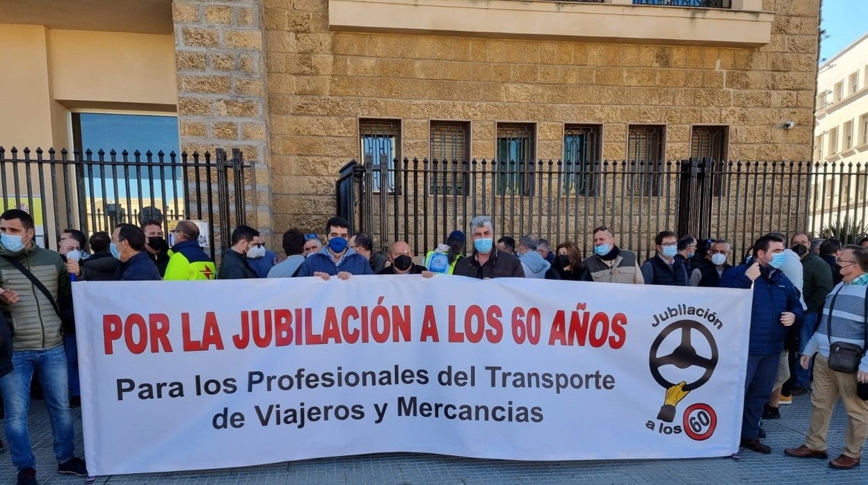 Concentración de los conductores profesionales gaditanos en la sede de Subdelegación