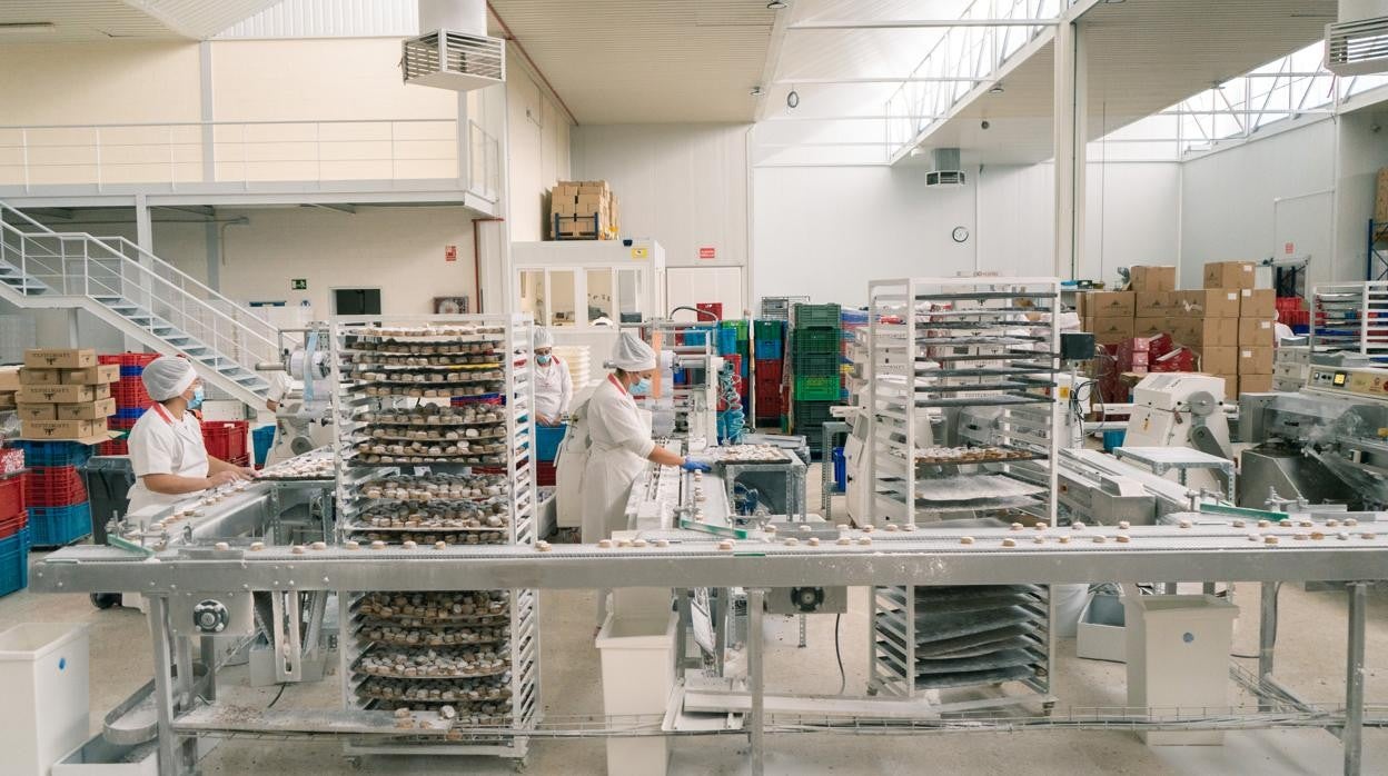 Interior de una fábrica de polvorones de Estepa a pleno rendimiento