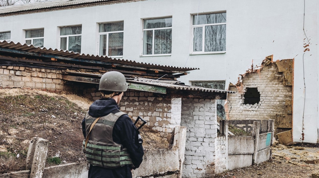 Un soldado divisa los bombardeos en Ucrania