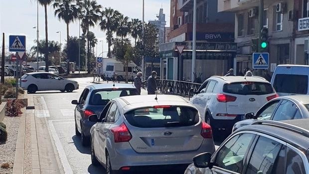 La Policía Local de Algeciras detiene un coche que circulaba con su conductora desvanecida