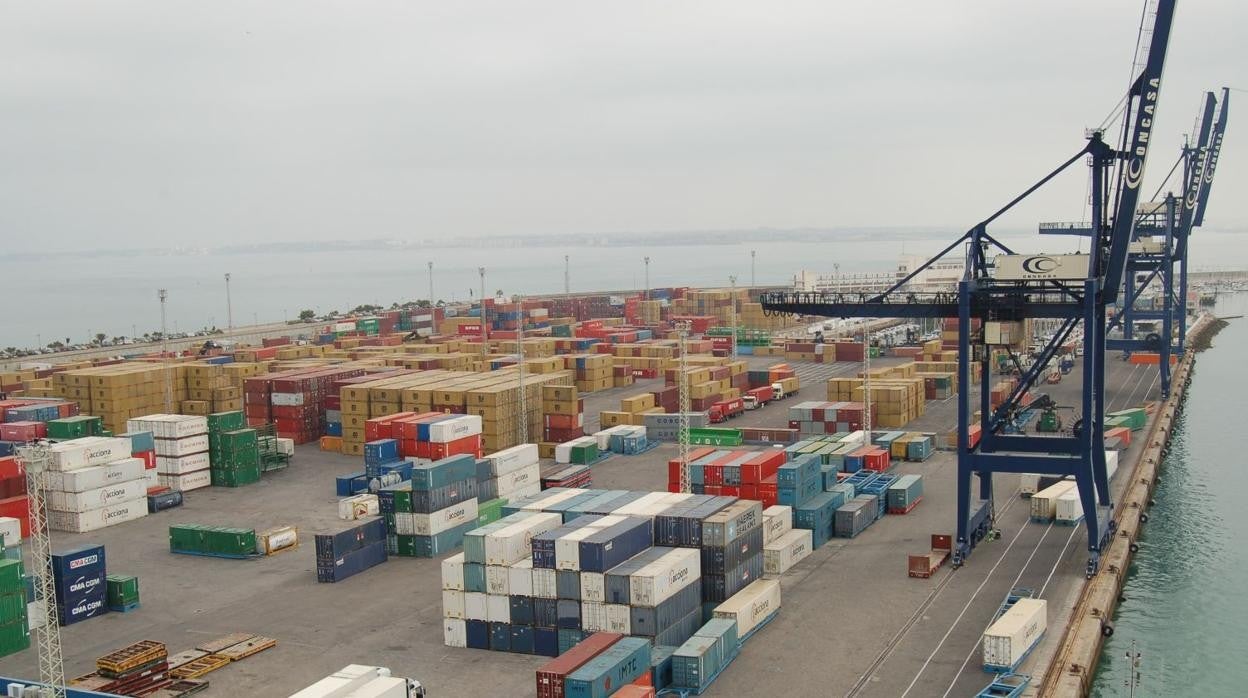 Plataforma de contenedires en el Puerto de Cádiz