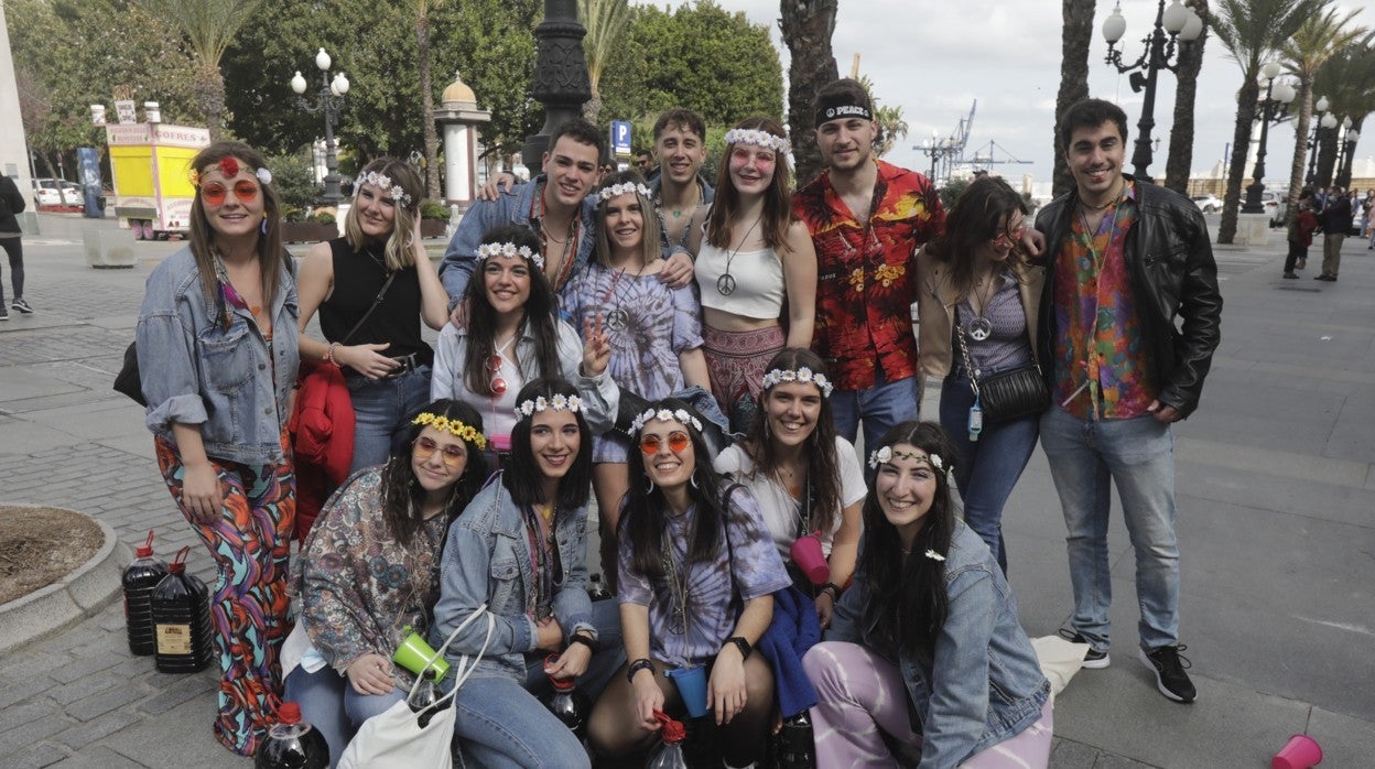 Un grupo de turistas posa a su llegada a Cádiz