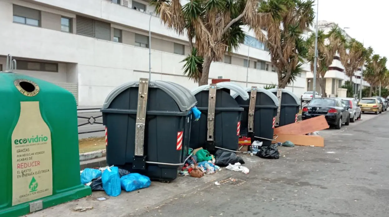Estado de algunos contenedores este domingo en El Puerto.