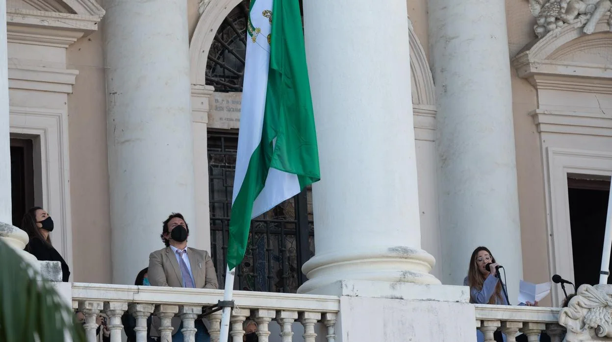 El alcalde, en el acto del izado de la bandera de Andalucía.