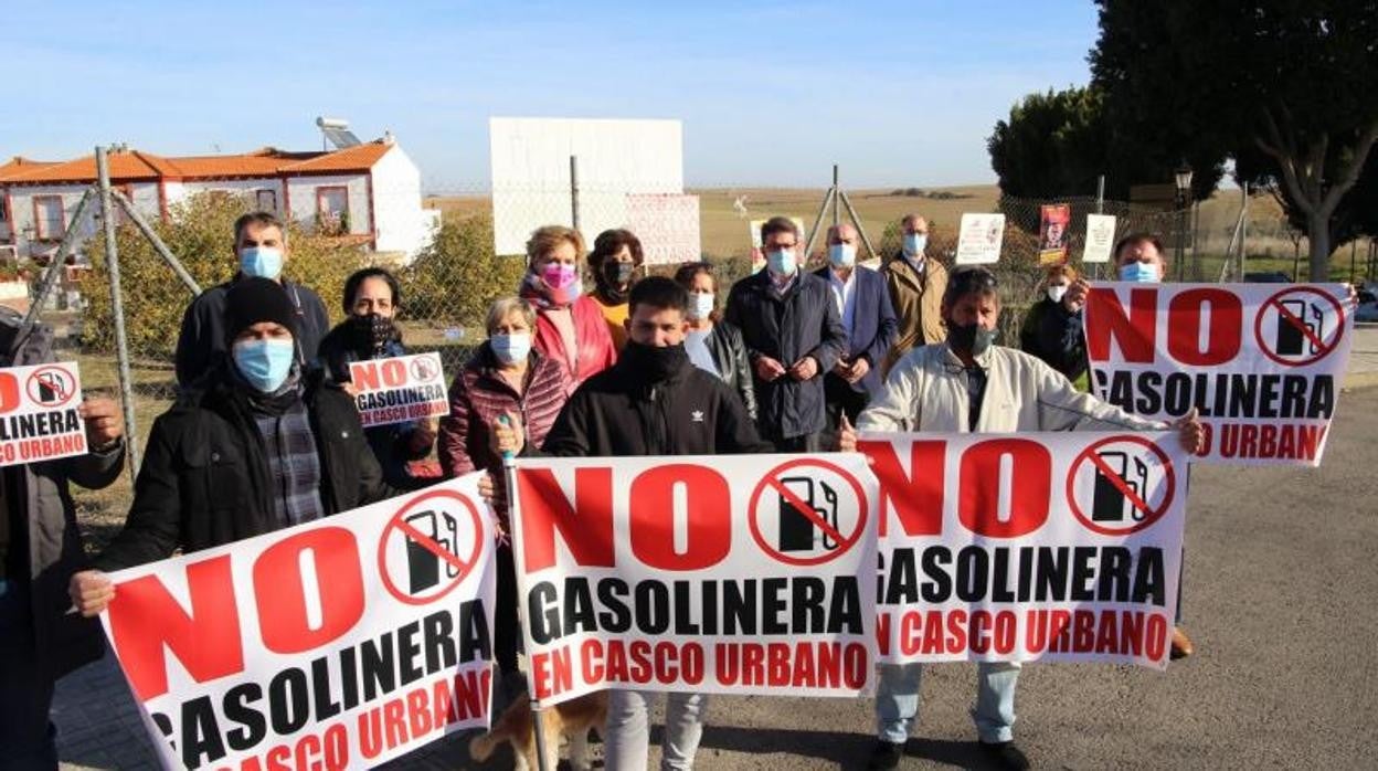 Protesta de los vecinos de Palomares del Río contra la instalación de la gasolinera cerca de sus casas