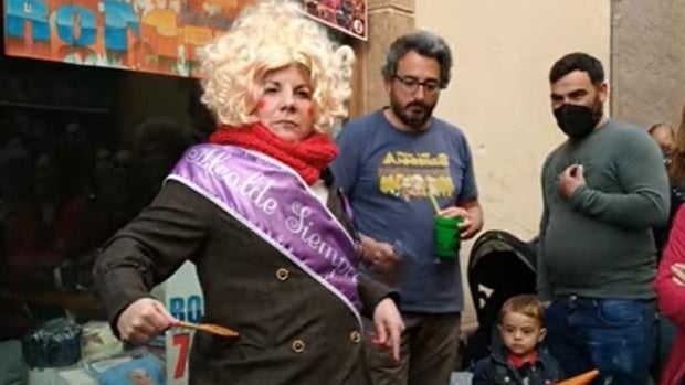 La madre de Kichi triunfa con su romancero en el Carnaval de febrero