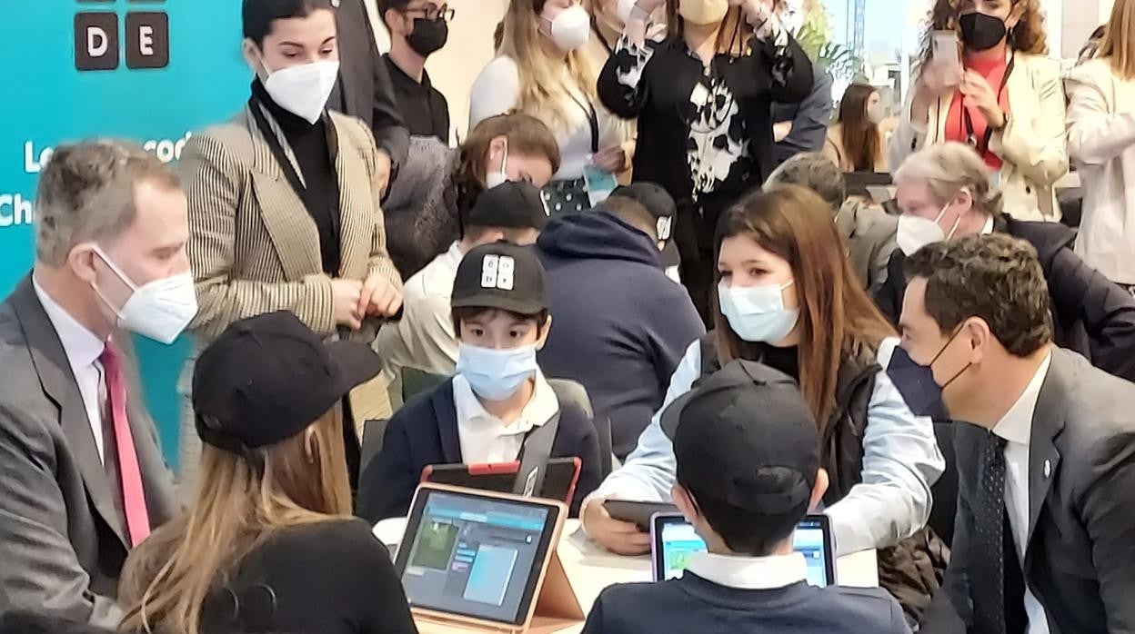 El Rey Felipe y el presidente andaluz Juanma Moreno con las estudiantes del colegio SAFA de Écija