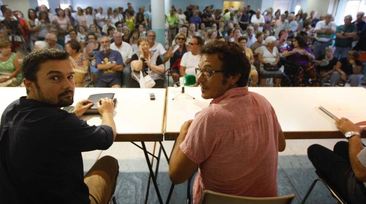 Kichi y su socio de gobierno, Martín Vila, en un acto.