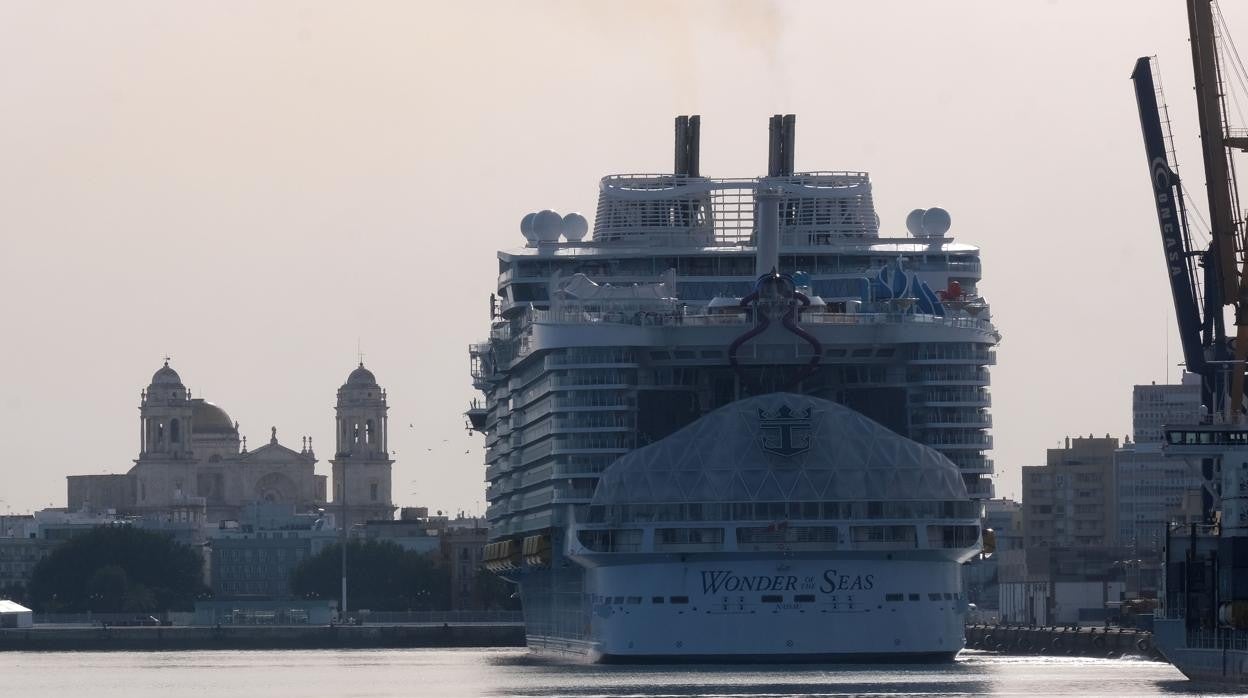 Salida del puerto de Cádiz del crucero mas grande del mundo, el Wonder of the Seas