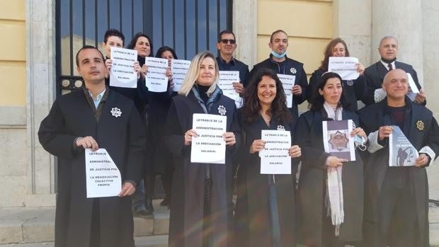 Segunda jornada de huelga de los letrados de la administración de la justicia en Cádiz