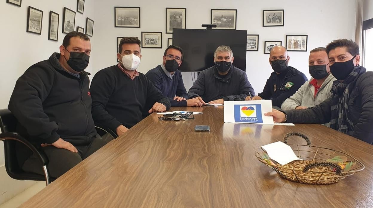 Representantes del Ayuntamiento de Isla Mayor y la Policía Local en una reunión de coordinación