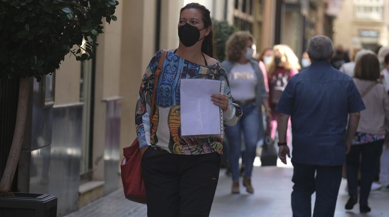 Mascarillas en interiores en Cádiz: dónde es obligatoria y quiénes pueden dejar de usarla