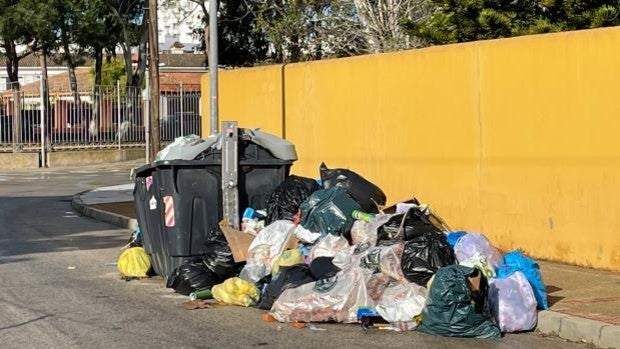 Vecinos de Valdelagrana denuncian que la basura aún no se ha recogido de las calles