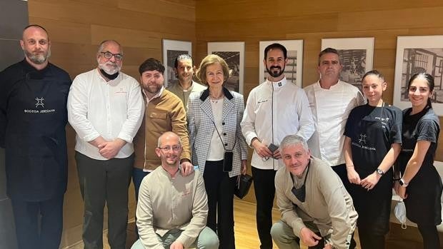 La Reina emérita almuerza en la Bodega Jerezana de Valdelagrana