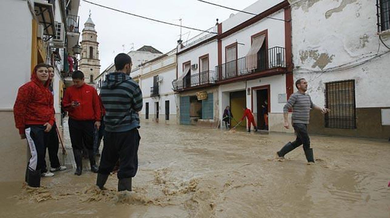 Una calle inundada en Écija en el año 2013