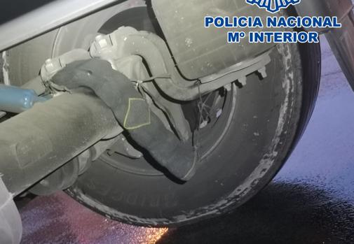 Un camionero intenta introducir tres kilos de hachís en el eje trasero del remolque