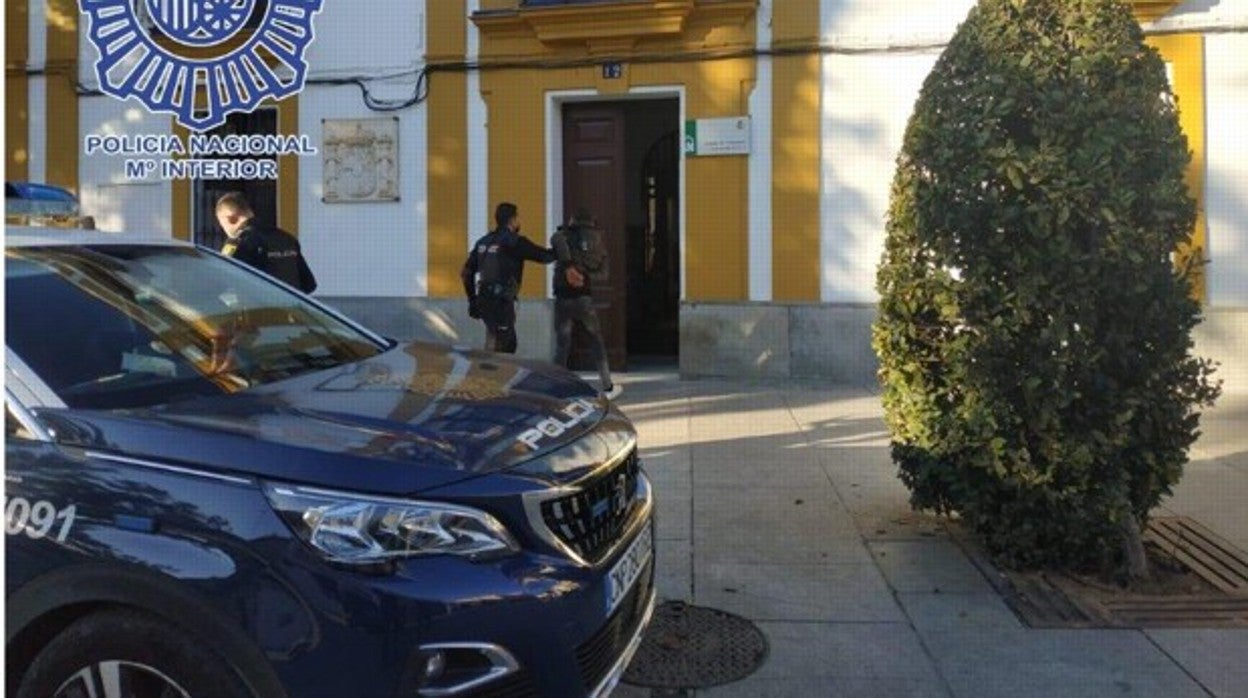 Agentes de la Policía Nacional en Alcalá de Guadaíra conducen a un detenido a los juzgados, en una imagen de archivo