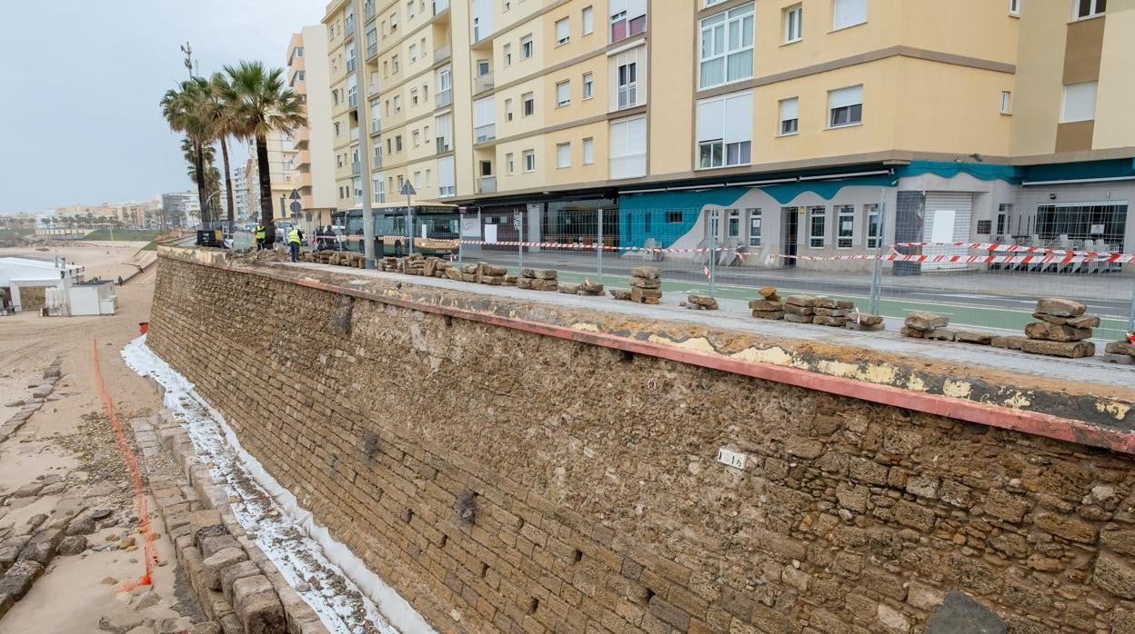 La playa Santa María del Mar contará con una barandilla acristalada en el paseo marítimo