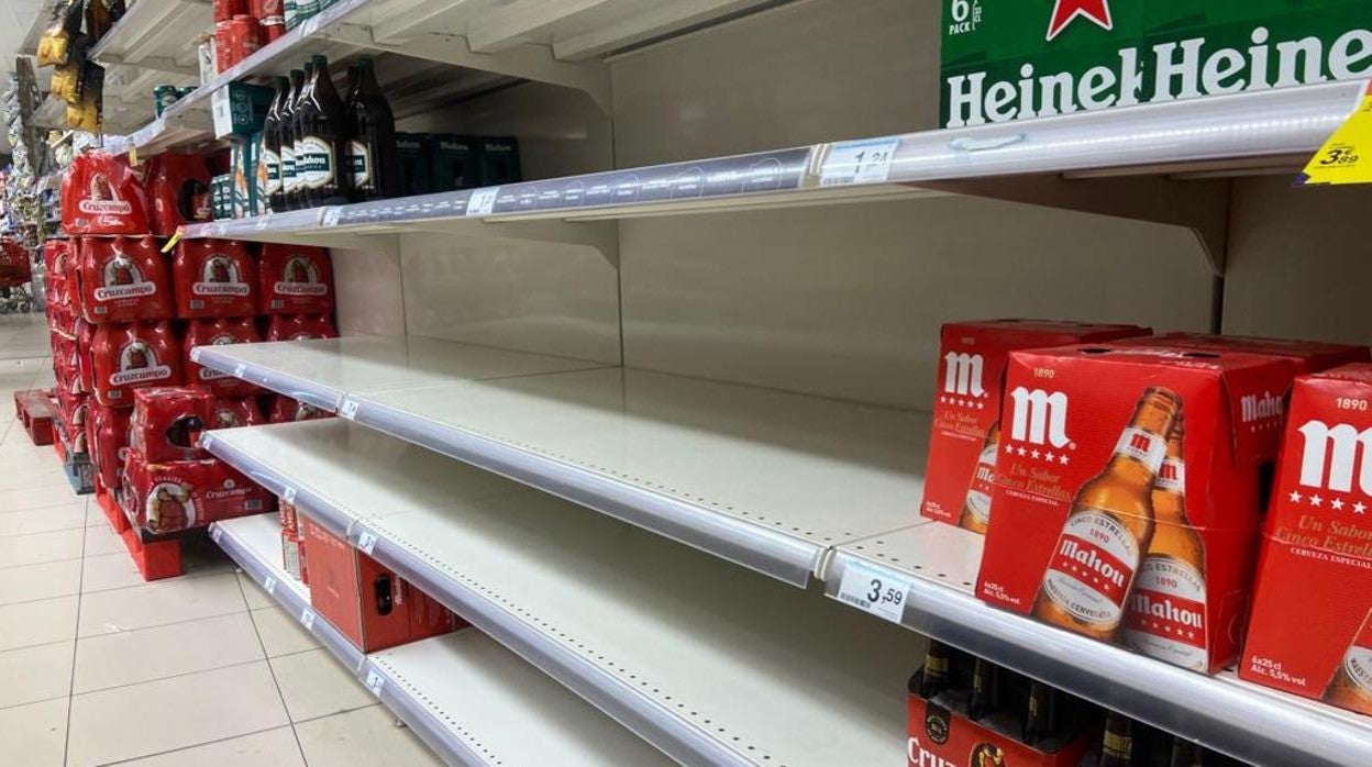 Estanterías de cervezas medio vacías este jueves en un supermercado de Cádiz.