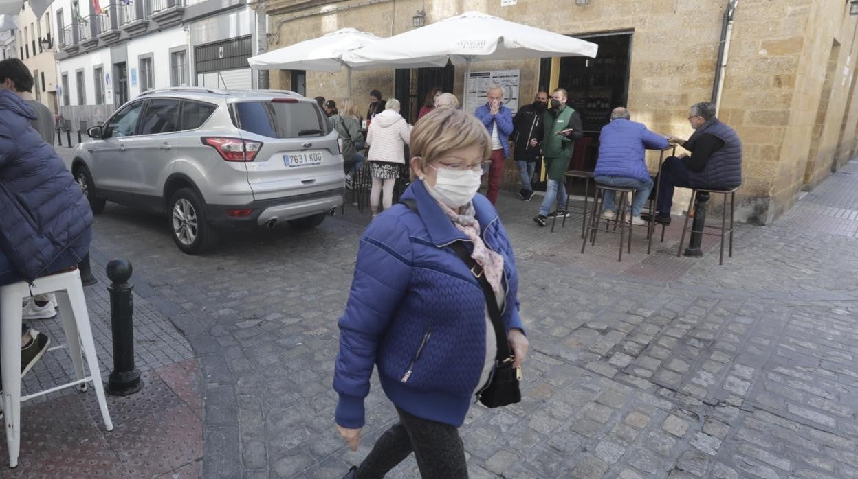 Una señora con su carrito de la compra en la capital gaditana.