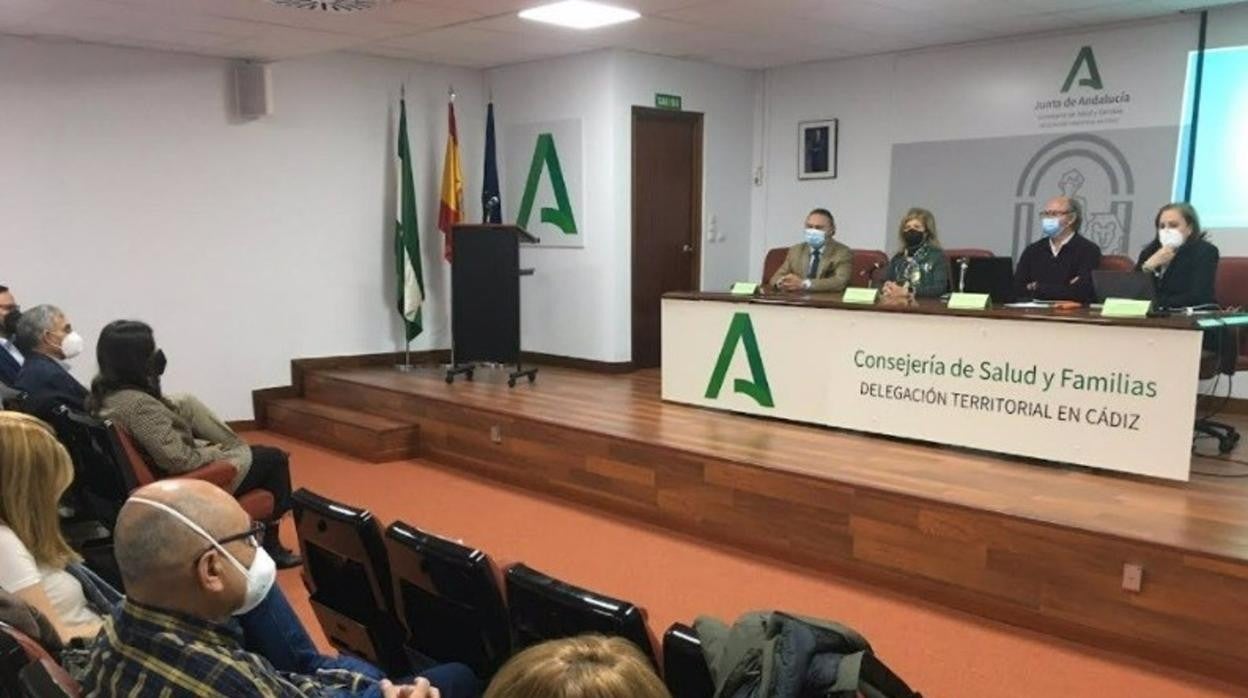 Medio centenar de dentistas de la provincia asisten a un curso en Cádiz