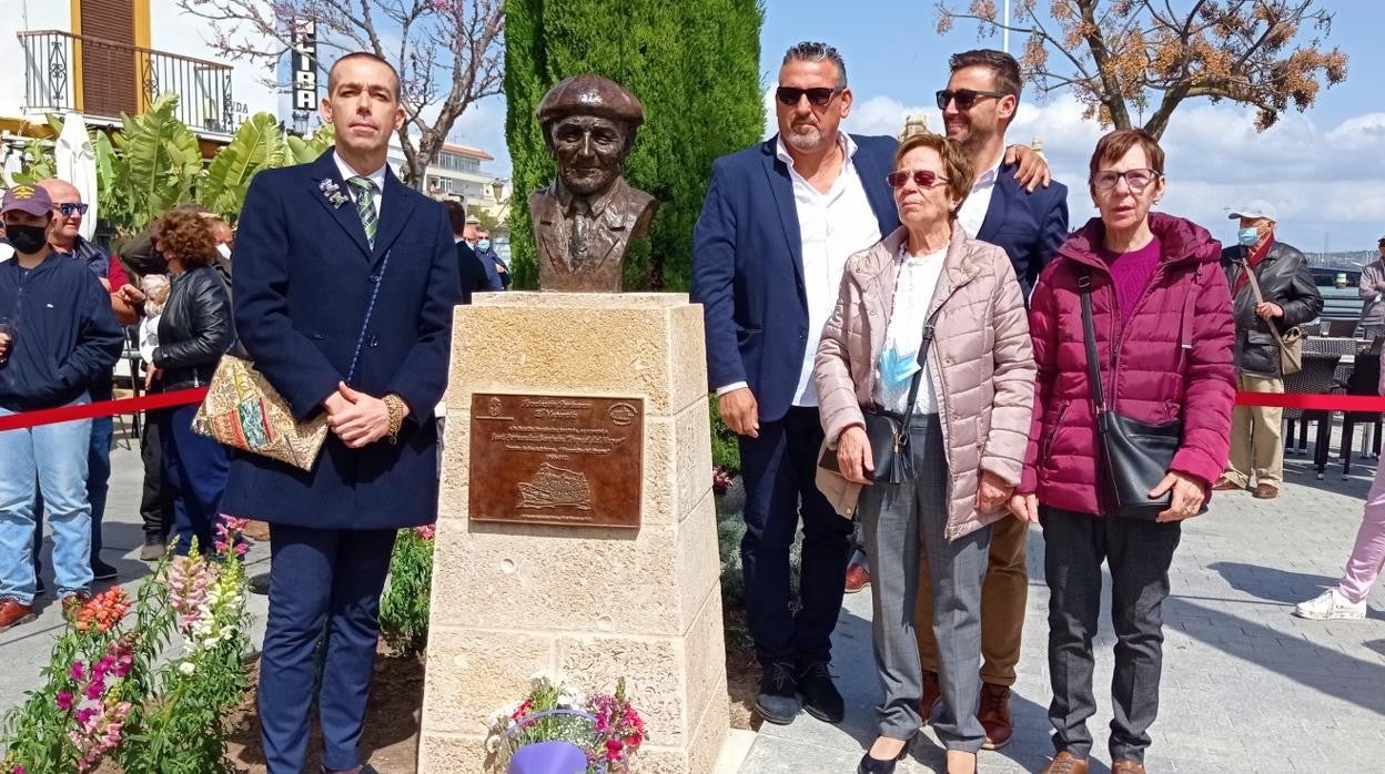 Momento en el que se ha descubierto el busto en honor a Pepe 'El del Vapor'.