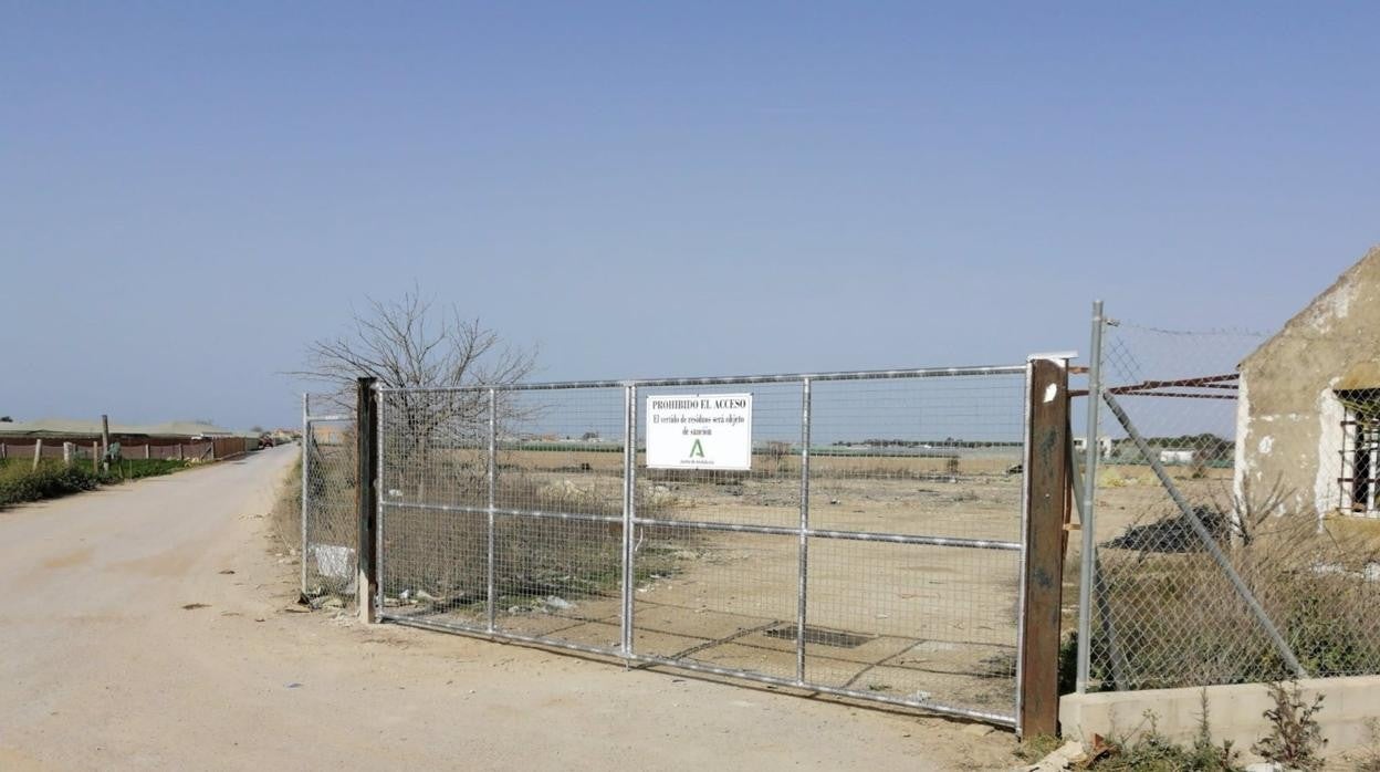 Evitan que residuos de una parcela en Sanlúcar contamine con vertidos